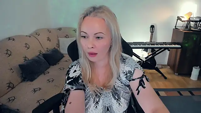 Snapshot of WhitneyLynn chatting on December 7, 2024, 2:13 pm WhitneyLynn online show from December 7, 2024, 2:13 pm