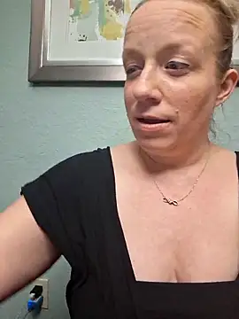 XxMs StarzxX online show from February 14, 2025, 6:34 am