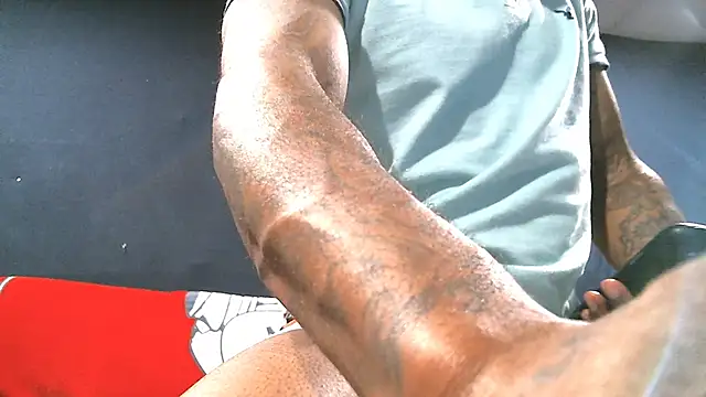 Snapshot of iBreakHeartz chatting on January 17, 2025, 3:45 am iBreakHeartz online show from January 17, 2025, 3:45 am