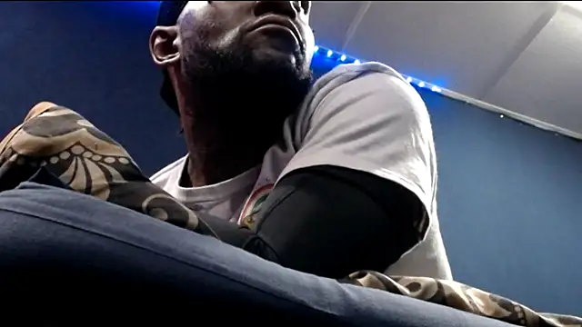 Snapshot of iBreakHeartz chatting on October 31, 2025, 8:37 am iBreakHeartz online show from October 31, 2025, 8:37 am