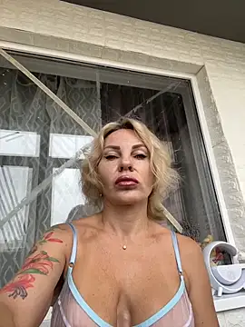 Snapshot of Hotnessi chatting on October 12, 2025, 9:08 am Hotnessi online show from October 12, 2025, 9:08 am