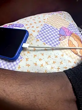 Snapshot of LINDO_R chatting on November 4, 2025, 5:28 am LINDO R online show from November 4, 2025, 5:28 am