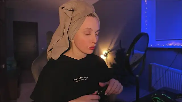 Snapshot of Rachel_Ro chatting on December 15, 2024, 5:23 am Rachel Ro online show from December 15, 2024, 5:23 am