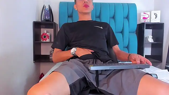 Snapshot of AlanNaughty chatting on January 19, 2025, 11:01 am AlanNaughty online show from January 19, 2025, 11:01 am