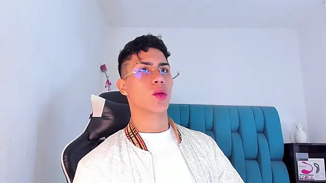 Snapshot of AlanNaughty chatting on March 11, 2025, 7:58 pm AlanNaughty online show from March 11, 2025, 7:58 pm