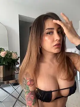 Snapshot of CATALINA_RESTREPO chatting on December 18, 2024, 6:46 pm CATALINA RESTREPO online show from December 18, 2024, 6:46 pm