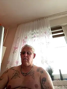 Snapshot of smaili1513 chatting on September 17, 2025, 12:18 pm smaili1513 online show from September 17, 2025, 12:18 pm
