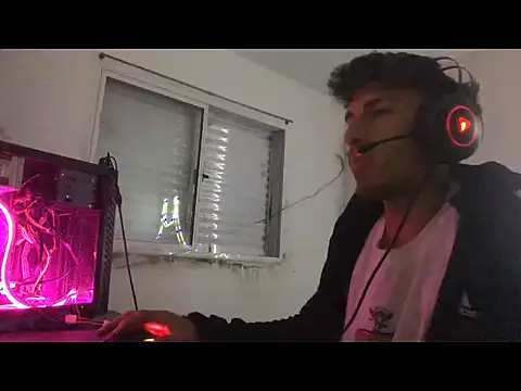 Snapshot of axel2leiva chatting on October 13, 2025, 6:35 am axel2leiva online show from October 13, 2025, 6:35 am