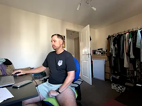 Snapshot of Kramer023 chatting on September 24, 2025, 9:23 am Kramer023 online show from September 24, 2025, 9:23 am