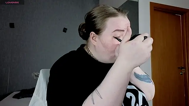 Snapshot of EMMA__CONNOR chatting on September 28, 2025, 10:42 am EMMA  CONNOR online show from September 28, 2025, 10:42 am