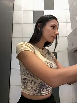 Snapshot of _MiaQueen_ chatting on September 26, 2025, 9:52 pm  MiaQueen  online show from September 26, 2025, 9:52 pm