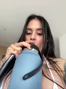 Snapshot of LaraHenao chatting on January 30, 2025, 12:59 pm LaraHenao online show from January 30, 2025, 12:59 pm