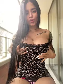 LaraHenao online show from February 17, 2025, 1:21 pm