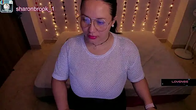 Snapshot of sharon_1 chatting on December 18, 2024, 2:32 am sharon 1 online show from December 18, 2024, 2:32 am