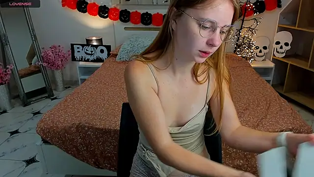 Snapshot of CharmedDoll chatting on October 18, 2025, 12:28 pm CharmedDoll online show from October 18, 2025, 12:28 pm