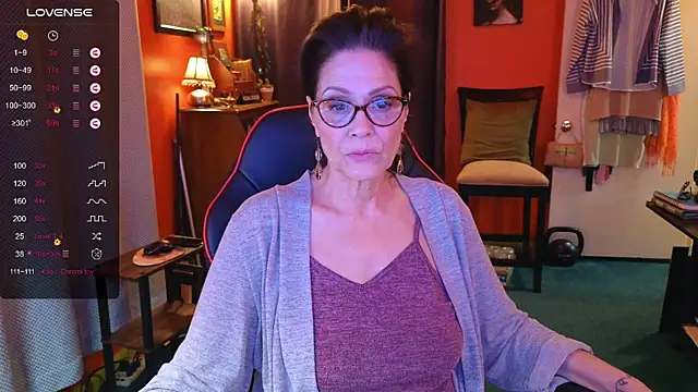 Snapshot of Good-Juju chatting on February 6, 2025, 1:05 am Good-Juju online show from February 6, 2025, 1:05 am