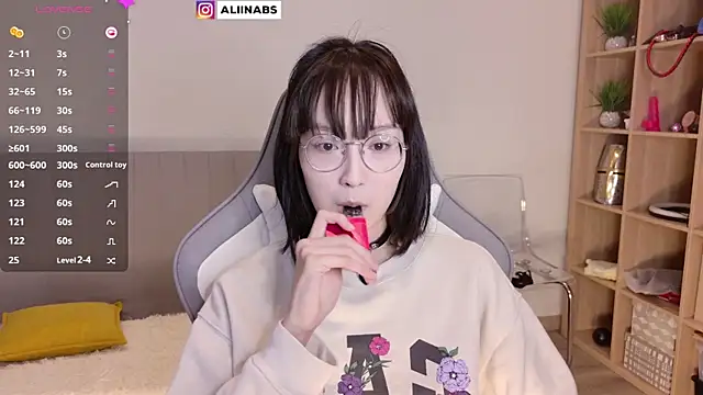 Snapshot of aliiiiiina chatting on February 6, 2025, 4:03 pm aliiiiiina online show from February 6, 2025, 4:03 pm