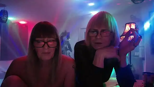 Snapshot of COUPLE4VOYEUR01 chatting on November 8, 2025, 7:56 pm COUPLE4VOYEUR01 online show from November 8, 2025, 7:56 pm