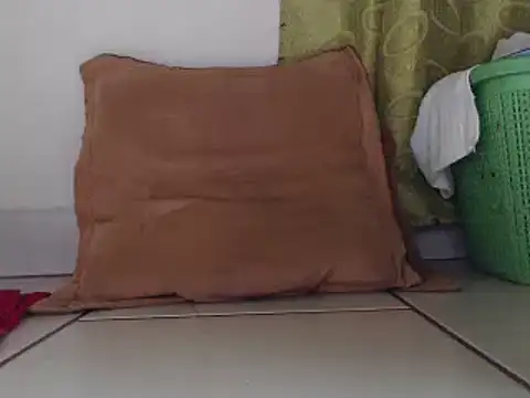 Snapshot of Squirtkat chatting on February 13, 2025, 12:02 am Squirtkat online show from February 13, 2025, 12:02 am