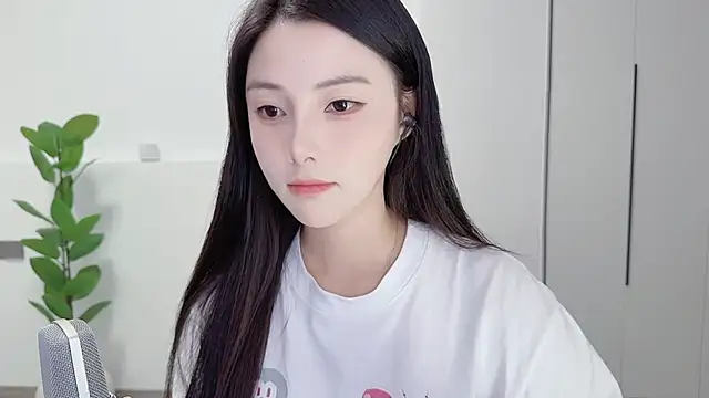 Snapshot of HaagenDazs_ chatting on October 7, 2025, 12:57 pm HaagenDazs  online show from October 7, 2025, 12:57 pm