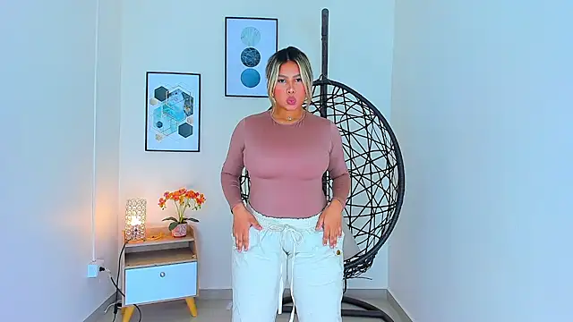 Snapshot of Carlota_peach chatting on March 13, 2025, 12:56 pm Carlota peach online show from March 13, 2025, 12:56 pm