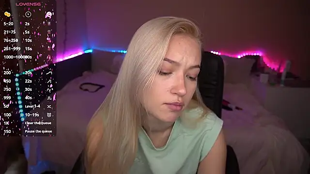 Snapshot of AmandaFiree chatting on October 5, 2025, 5:17 am AmandaFiree online show from October 5, 2025, 5:17 am