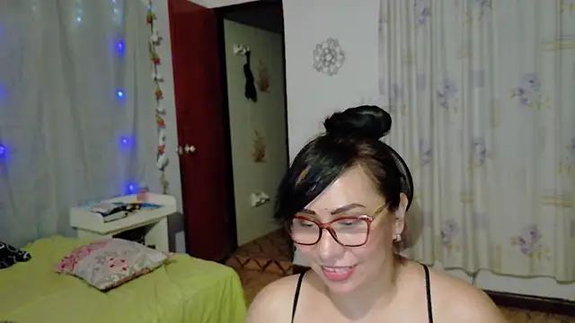 Snapshot of hottplay chatting on December 4, 2024, 12:08 am hottplay online show from December 4, 2024, 12:08 am