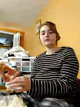 Snapshot of Snowbunnycake_131 chatting on December 7, 2024, 6:37 pm Snowbunnycake 131 online show from December 7, 2024, 6:37 pm