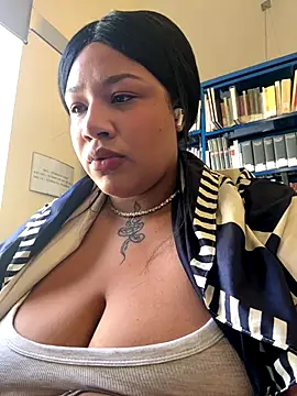 Snapshot of IamSashaLuv chatting on September 30, 2025, 9:14 am IamSashaLuv online show from September 30, 2025, 9:14 am