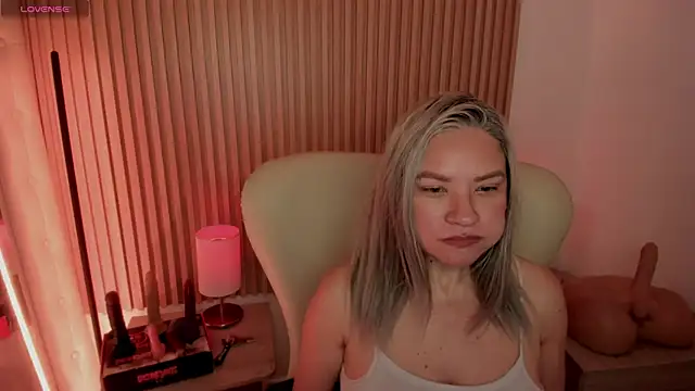 Snapshot of MarianL0ve chatting on February 7, 2025, 1:43 pm MarianL0ve online show from February 7, 2025, 1:43 pm