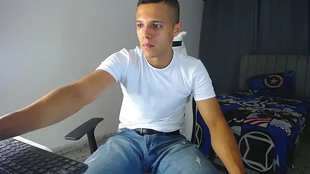 Snapshot of DavidAngell7 chatting on February 3, 2025, 3:53 am DavidAngell7 online show from February 3, 2025, 3:53 am