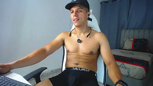 Snapshot of DavidAngell7 chatting on October 4, 2025, 5:05 am DavidAngell7 online show from October 4, 2025, 5:05 am