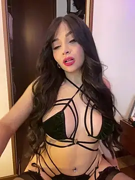 Snapshot of KateLatorre chatting on December 6, 2024, 12:02 am KateLatorre online show from December 6, 2024, 12:02 am