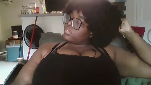 Snapshot of MissCC99 chatting on October 6, 2025, 5:32 pm MissCC99 online show from October 6, 2025, 5:32 pm