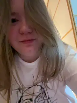 Snapshot of remirann_ chatting on December 25, 2024, 9:45 am remirann  online show from December 25, 2024, 9:45 am