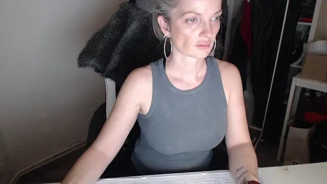 Snapshot of Sabdeluxe chatting on January 15, 2025, 6:40 pm Sabdeluxe online show from January 15, 2025, 6:40 pm