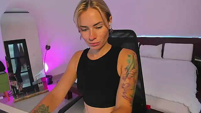 Snapshot of holy_khloe chatting on February 13, 2025, 2:23 am holy khloe online show from February 13, 2025, 2:23 am