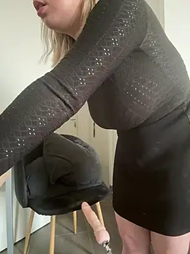 Snapshot of dollssfr chatting on January 21, 2025, 11:13 am dollssfr online show from January 21, 2025, 11:13 am