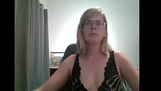 Snapshot of SavannaGirly chatting on February 17, 2025, 5:43 pm SavannaGirly online show from February 17, 2025, 5:43 pm
