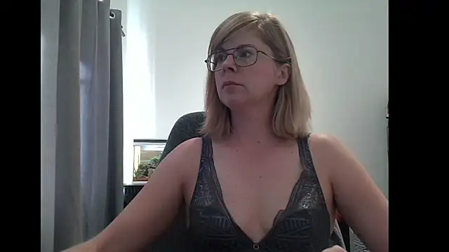 Snapshot of SavannaGirly chatting on March 1, 2025, 8:02 am SavannaGirly online show from March 1, 2025, 8:02 am