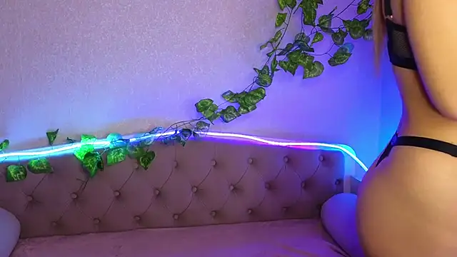 Snapshot of ParadisePleasure_ chatting on January 17, 2025, 1:47 am ParadisePleasure  online show from January 17, 2025, 1:47 am