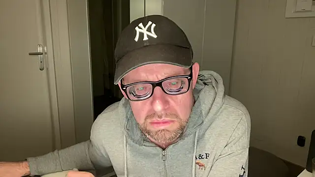 Snapshot of FABIOGLASSES chatting on September 26, 2025, 9:08 pm FABIOGLASSES online show from September 26, 2025, 9:08 pm