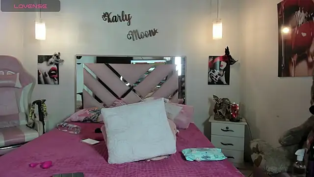 Snapshot of Karly_moon chatting on December 3, 2024, 7:43 am Karly moon online show from December 3, 2024, 7:43 am