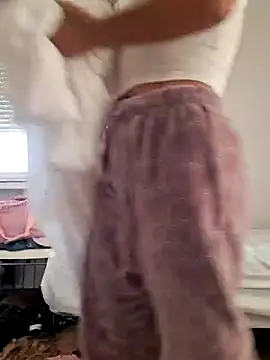 Snapshot of laura_dirtyhot chatting on December 16, 2024, 8:20 am laura dirtyhot online show from December 16, 2024, 8:20 am