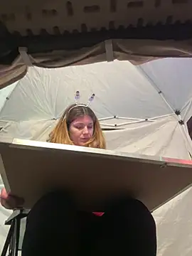 Snapshot of DaisyVibesss chatting on December 12, 2024, 3:59 pm DaisyVibesss online show from December 12, 2024, 3:59 pm