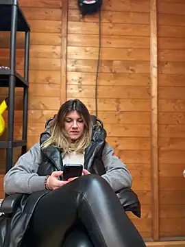 Snapshot of DaisyVibesss chatting on January 4, 2025, 3:49 pm DaisyVibesss online show from January 4, 2025, 3:49 pm