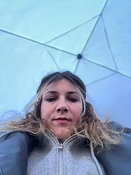 Snapshot of DaisyVibesss chatting on February 2, 2025, 12:35 pm DaisyVibesss online show from February 2, 2025, 12:35 pm