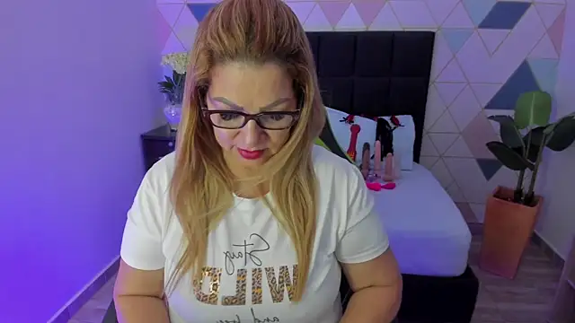 Snapshot of gisela27 chatting on September 10, 2025, 12:49 pm gisela27 online show from September 10, 2025, 12:49 pm
