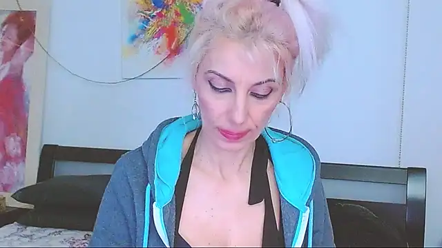 HoneyLara online show from February 8, 2025, 5:40 am