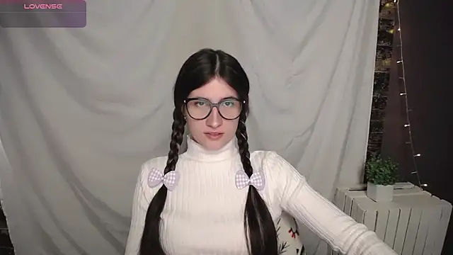 Snapshot of MaryEm976 chatting on December 5, 2024, 7:05 am MaryEm976 online show from December 5, 2024, 7:05 am